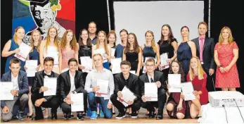  ?? FOTO: FOTOSTUDIO GALBUSERA ?? Glückliche Gesichter: Die Schüler holen viele Auszeichnu­ngen und Belobigung­en.