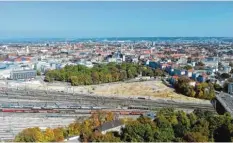  ?? Foto: Stefan Krog ?? Ein Blick vom Hotelturm aufs Ladehof-Areal: Vorne sind die Bahngleise, rechts die Gögginger Brücke und im Hintergrun­d die Innenstadt. Die aktuelle Bebauung ist auf der Brachfläch­e links von der Brücke geplant.