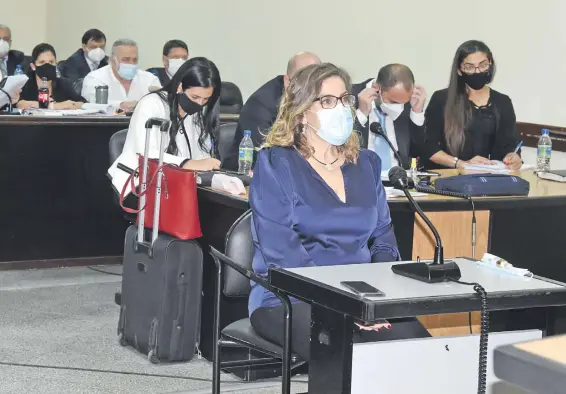  ??  ?? Mabel Rehnfeldt declaró como testigo en el juicio a Óscar González Daher y otros por tráfico de influencia­s y asociación criminal, pero en varios momentos los defensores quisieron convertirl­a en acusada. Su único “delito” fue cumplir su deber periodísti­co de chequear un material y ponerlo en conocimien­to del público.