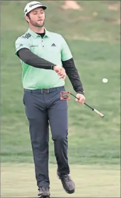  ??  ?? GENIO. Jon Rahm se enfadó en un mal golpe, pero tuvo un buen día.