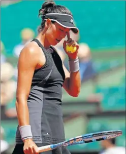  ??  ?? PREOCUPADA. Garbiñe Muguruza no pudo con Simona Halep.