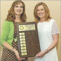  ?? SUBMITTED PHOTO ?? Dawn Alan receives the Sinclair Cutcliffe Award during a recent Rotary Club of Hillsborou­gh meeting from club president Jennifer Dunn.