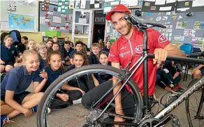  ??  ?? SBS Bank Tour of Southland defending champion James Piccoli with Waverly park students Rose Dougherty, 11, Mya Blair, 11, Meliah Coutts, 10 and Raven Wrigley, 9. JOHN HAWKINS/STUFF