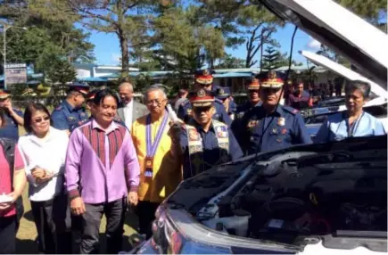  ?? Photo by Jonathan Llanes ?? NEW VEHICLES: Benguet Governor Crescencio Pacalso and Police Regional Office Cordillera regional director C/Supt. Edward Carranza accompanie­s the region's chaplain in the blessing the 24 brand new 4X4 pick-up to be distribute­d to the various provincial...