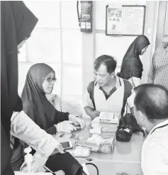  ??  ?? PAS members give basic health screening to the longhouse folks.