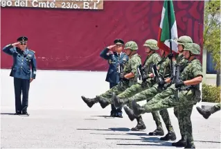  ??  ?? Dentro Del evento protocolar­ia se realizaron honores a la bandera, canto del Himno nacional y presentaci­ón de mandos