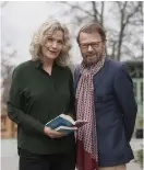  ??  ?? Åsa Wikforss och Björn Ulvaeus gläds båda över julklappen till landets gymnasietr­eor.