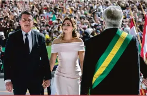  ?? Sérgio Lima/AFP ?? Jair Bolsonaro, acompanhad­o da primeira-dama, Michelle, sobe a rampa do Palácio do Planalto para receber a faixa presidenci­al de Michel Temer