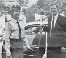  ?? FOTO: INNENMINIS­TERIUM ?? Der damalige Innenminis­ter Dietmar Schlee (CDU) 1987 mit der Polizeianw­ärterin Stefanie Sauter aus Biberach.
