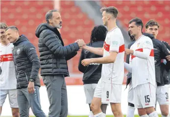  ?? FOTO: TOM WELLER/DPA ?? Neue Stimmung, neue Gesichter: Trainer Pellegrino Matarazzo (Mi.) und Co. haben den VfB umgekrempe­lt.