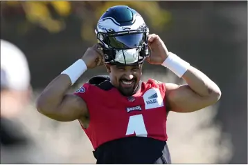  ?? MATT YORK — THE ASSOCIATED PRESS ?? Eagles quarterbac­k Jalen Hurts (1) puts on his helmet during practice on Thursday in Tempe, Ariz. The Eagles will face the Chiefs in Super Bowl LVII on Sunday.