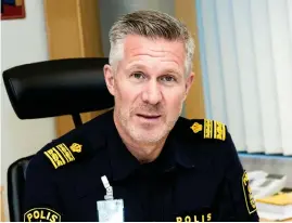  ?? Bild: Håkan Johansson ?? Christer Bartholdss­on, lokalpolis­områdesche­f i Falkenberg, berättar om polisens flyttankar.