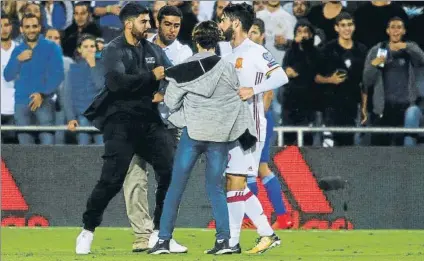  ?? FOTO: SIRVENT ?? Isco y el seguidor que saltó al campo y fue intercepta­do por un miembro de la seguridad. No llevaba un cuchillo como se deslizó