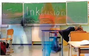  ??  ?? Die Bedingunge­n zur Integratio­n von Schülern mit Behinderun­g sind nach Ansicht des SLLV im Saarland „noch immer mangelhaft“.
FOTO: JONAS GÜTTLER/DPA