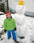  ??  ?? Diesen tollen Schneemann hat Fabian, 5, aus Unterbleic­hen gebaut.