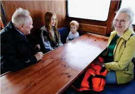  ?? FOTO: KRISTOFFER ÅBERG ?? Esa och Ritva Swanljung ville ta med barnbarnen på en somrig utflykt till sjöss.