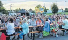  ?? FOTOS: VERA ROMEU ?? Die Sänger auf der Bühne reißen das Publikum auf dem Netto-Parkplatz mit ihrer Show und den Liedern aus drei Musicals mit.