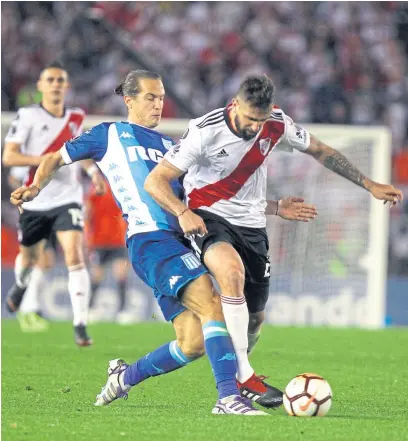  ?? MAuRO ALFIERI ?? pratto supera a orban; el delantero abrió el resultado y cortó la racha sin goles de river