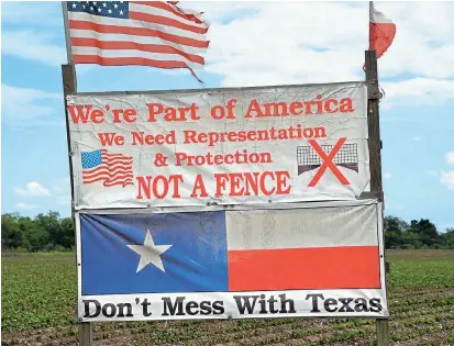  ??  ?? Ein Poster am Weg von Brownsvill­e nach Laredo, an der Grenze zwischen Texas und Mexiko, drückt aus, was die dort lebenden Menschen von Donald Trumps Mauerpläne­n halten.