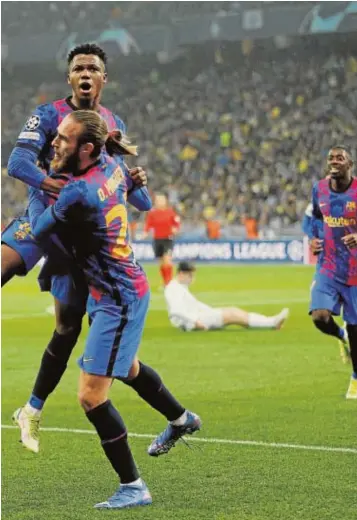  ?? // REUTERS ?? Mingueza abraza a Ansu Fati después del gol del canterano