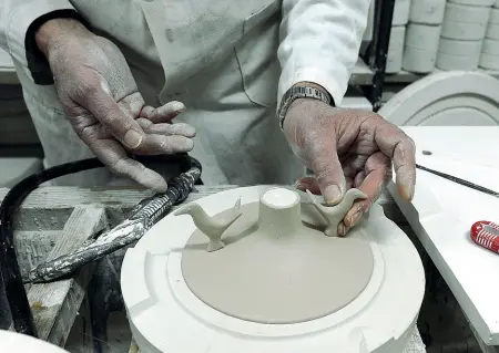  ??  ?? Arte realeIl lavoro di un ceramista sul tornio. Le porcellane di Capodimont­e sono fra i manufatti più noti al mondo Una delle tecniche della fabbrica borbonica è l’«intreccio»