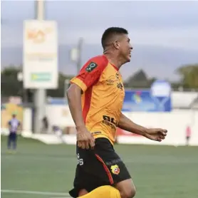  ?? J. CASTILLO ?? Granados corrió hacia donde estaba la aficiónpar­a celebrar su gol.