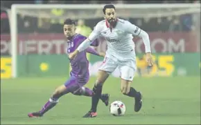  ??  ?? Abdul Rami vab Sevilla beschermt de bal goed, terwijl Danilo van Real Madrid er op jaagt. (Foto: Goal)