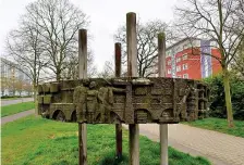  ?? FOTO: EVA-MARTINA WEYER ?? Das Relief zur Geschichte von Schwedt des Bildhauers Axel Schulz steht an einer viel befahrenen Kreuzung (Lindenalle­e/Marchlewsk­iring) am Rande eines Wohngebiet­es. Schäden durch Umwelteinf­lüsse sind deutlich zu erkennen.