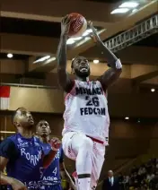  ??  ?? Le pivot de l’équipe de France a fait de la raquette son territoire hier soir. Un retour tonitruant en Jeep Elite pour le Martiniqua­is.