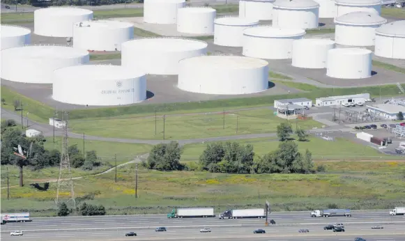 ??  ?? Colonial Pipelines oljelednin­gar från raffinader­ierna i Texas, som står för 45 procent av all bensin, diesel, villaolja och flygfotoge­n som konsumeras i nordöstra USA, har stängts efter en cyberattac­k i fredags. Foto: Mark Lennihan/ap/arkiv