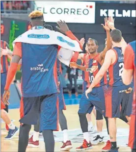  ??  ?? COMO UN RODILLO. Los jugadores del Baskonia felicitan a Beaubois.