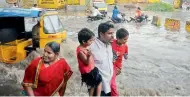  ?? Deepak Deshpande ?? People walk in a flooded road in Bhoiguda, Secunderab­ad, on Friday. —