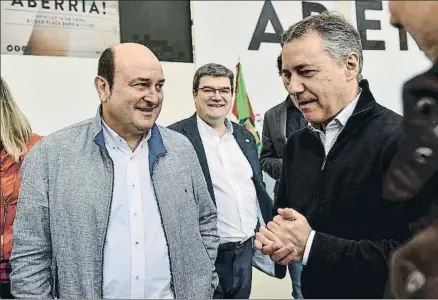 ?? MIGUEL TOÑA / EFE ?? El presidente del PNV, Andoni Ortuzar, y el lehendakar­i, Iñigo Urkullu, buscan el mejor acuerdo con el PP