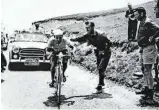  ??  ?? Marcel Quéheille en 1961 dans le Tourmalet encouragé par Louison Bobet.