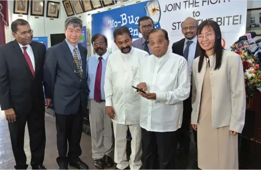  ??  ?? Colombo mayor A J M Muzammil (second from right) launches the Mo-Buzz applicatio­n for mapping dengue hotspots at the Colombo Municipal Council on February 12, 2015. Hawker (left) is a device effective in controllin­g mosquito population in septic tanks