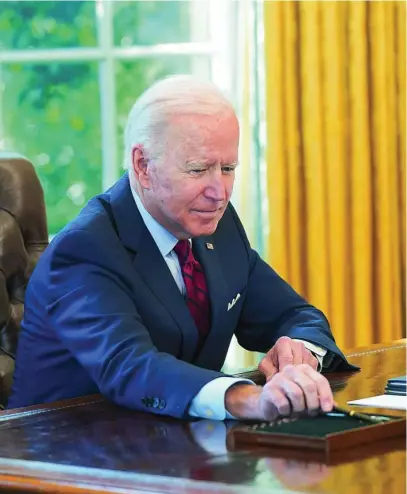  ?? EFE ?? El 46º presidente de EE UU, Joe Biden, se prepara para firmar una nueva tanda de órdenes ejecutivas