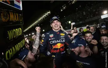  ?? ?? Dans les rangs d’une écurie Red Bull plus que jamais souveraine, la célébratio­n du deuxième titre de « Super Max » s’est prolongée très tard, hier soir à Suzuka.