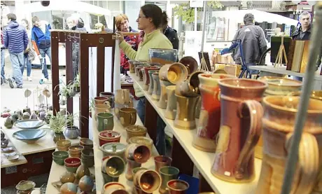  ??  ?? Un grand choix de poterie artisanale était présenté par Karine Bodin (Lot).