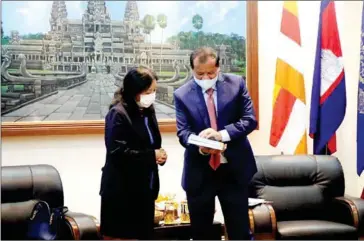  ?? TOURISM MINISTRY ?? Philippine ambassador to Cambodia Maria Amelita C Aquino (left) meets tourism minister Thong Khon on Wednesday.