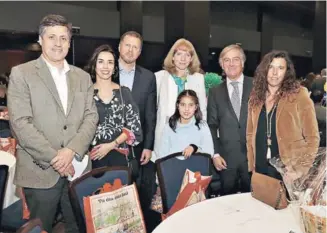  ??  ?? O Marcelo Gálvez, gerente general de SMU; Carola Díaz; Jorge Andrés Saieh, directorio de Copesa; Caroline Mex; Camila Gálvez; Alejandro Álvarez,