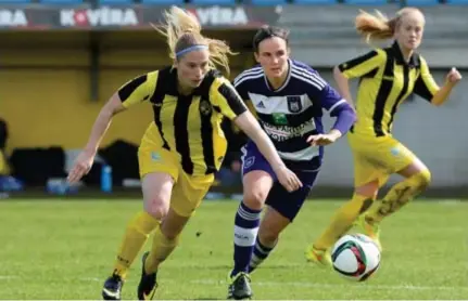  ?? FOTO BELGA ?? Marlies Verbruggen (rechts) zet druk op Jana Coryn van Lierse in de verloren bekerfinal­e van vorig jaar. Wordt het vandaag vierde keer, goede keer voor de speelster uit Aartselaar?