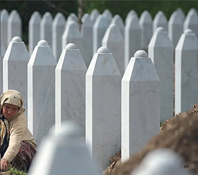  ??  ?? En gammel kvinne steller ved en av gravene etter en av de mange som ble henrettet under massakrene i Bosnia. Det vil gå lang tid før sårene etter denne krigen gror.