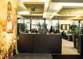  ??  ?? Produttivi­tà Un ufficio open space alla Thun: l’azienda altoaesina investe nello smart working