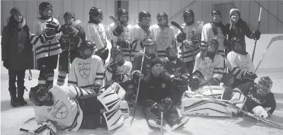  ?? TESSA BOIS ?? Former NHL player Mike Weaver, seated at centre, used his new CoachThem app to run through drills with a team of 11- and 12-year-olds in the Eabametoon­g First Nations village.