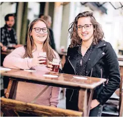  ?? RP-FOTO: ANNE ORTHEN ?? Die Erasmusstu­dentinnen Alison und Morane (v.l.) gehen gerne in die Brauerei Kürzer.