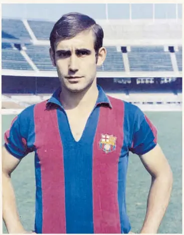  ?? ANTONI CAMPAÑÁ ?? La culminació­n de la carrera deportiva de Josep Franch: llegar en el verano de 1968 a lucir la camiseta del Barça, que defendió hasta junio de 1971
//