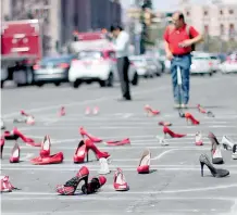 ?? /ROBERTO HERNANDEZ ?? En el Zócalo, frente a Palacio Nacional, protestaro­n por los feminicidi­os