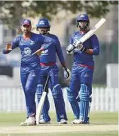  ?? Virendra Saklani/Gulf News ?? Karachi Kings captain Imad Wasim, Babar Azam and Ravi Bopara at a training session.