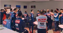  ??  ?? Il Napoli riunito davanti alla tv a vedere la Primavera SSCNAPOLI