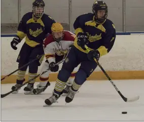  ?? JENNIFER FORBUS — FOR THE MORNING JOURNAL ?? Olmsted Falls’ Zak Henley (7) controls the puck with teammate Jackson McMahan and Shoreman Thomas Kacmarcik close behind Jan. 18.